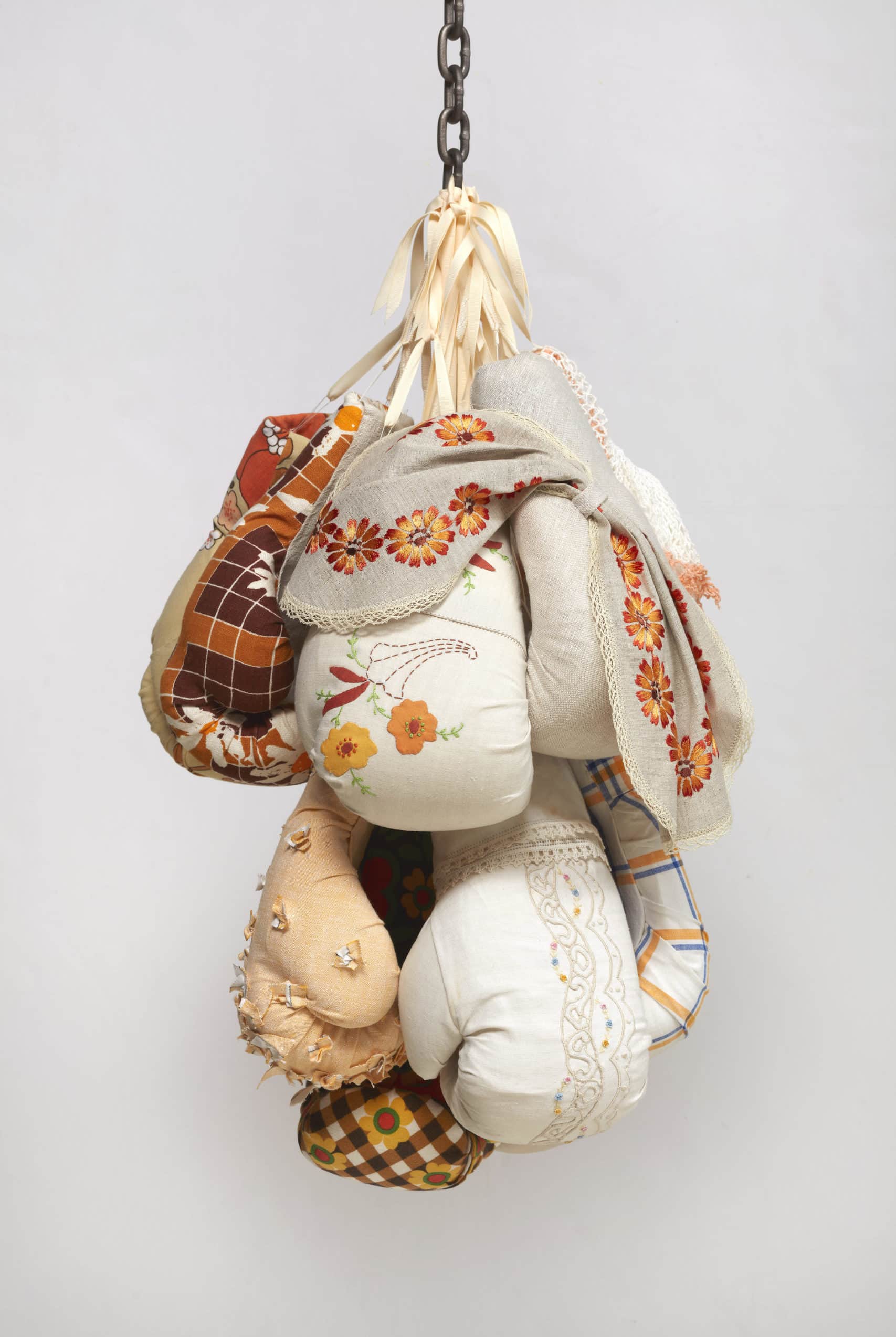 Zoe Buckman obra textil guantes de boxeo