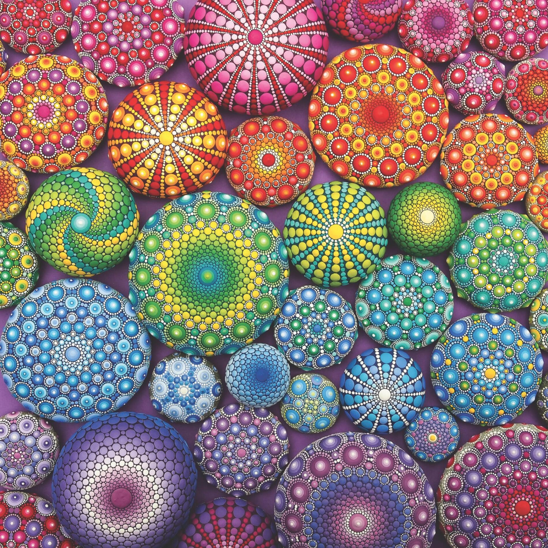 Elspeth McLean mandalas en piedras con puntillismo