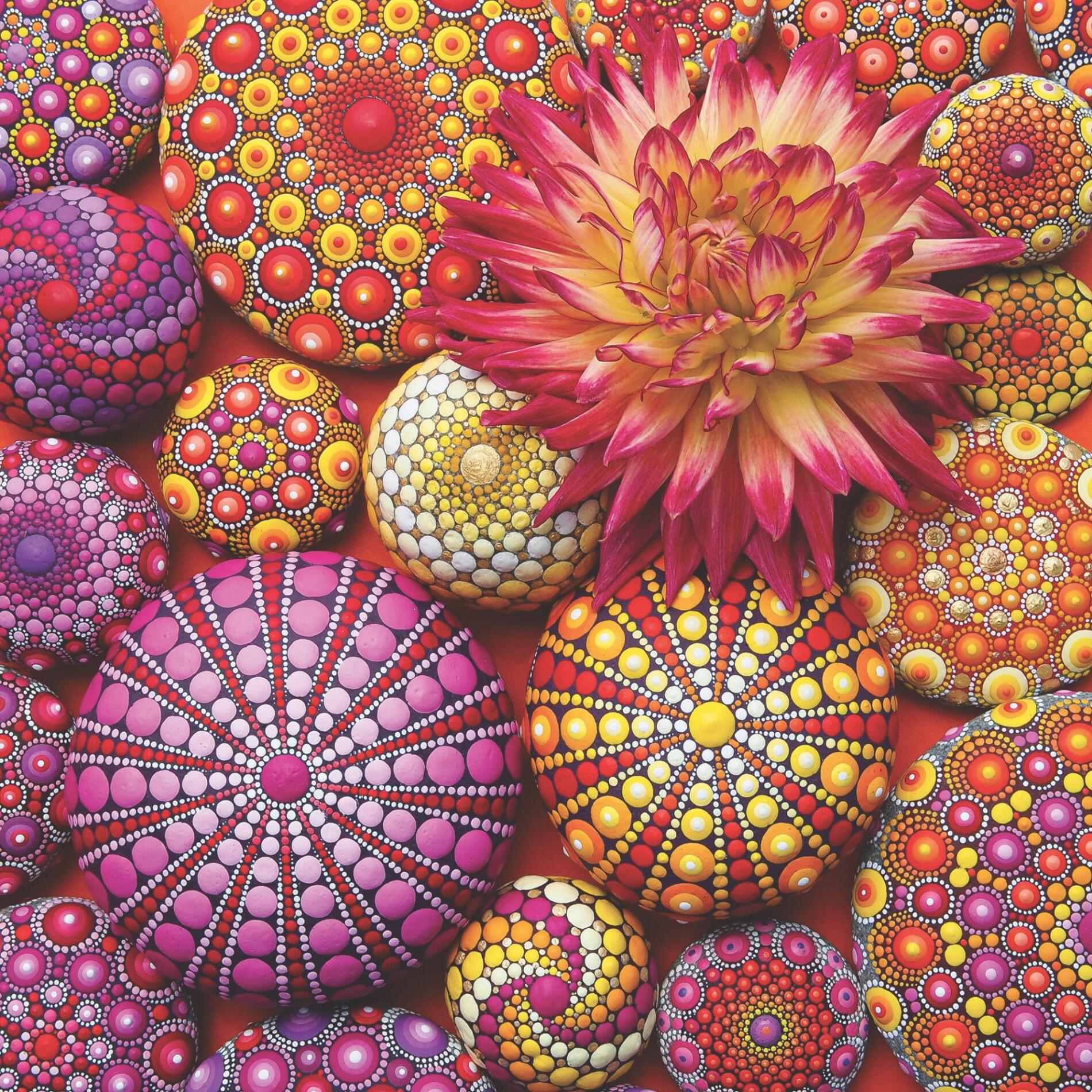 Elspeth McLean mandalas en piedras con puntos