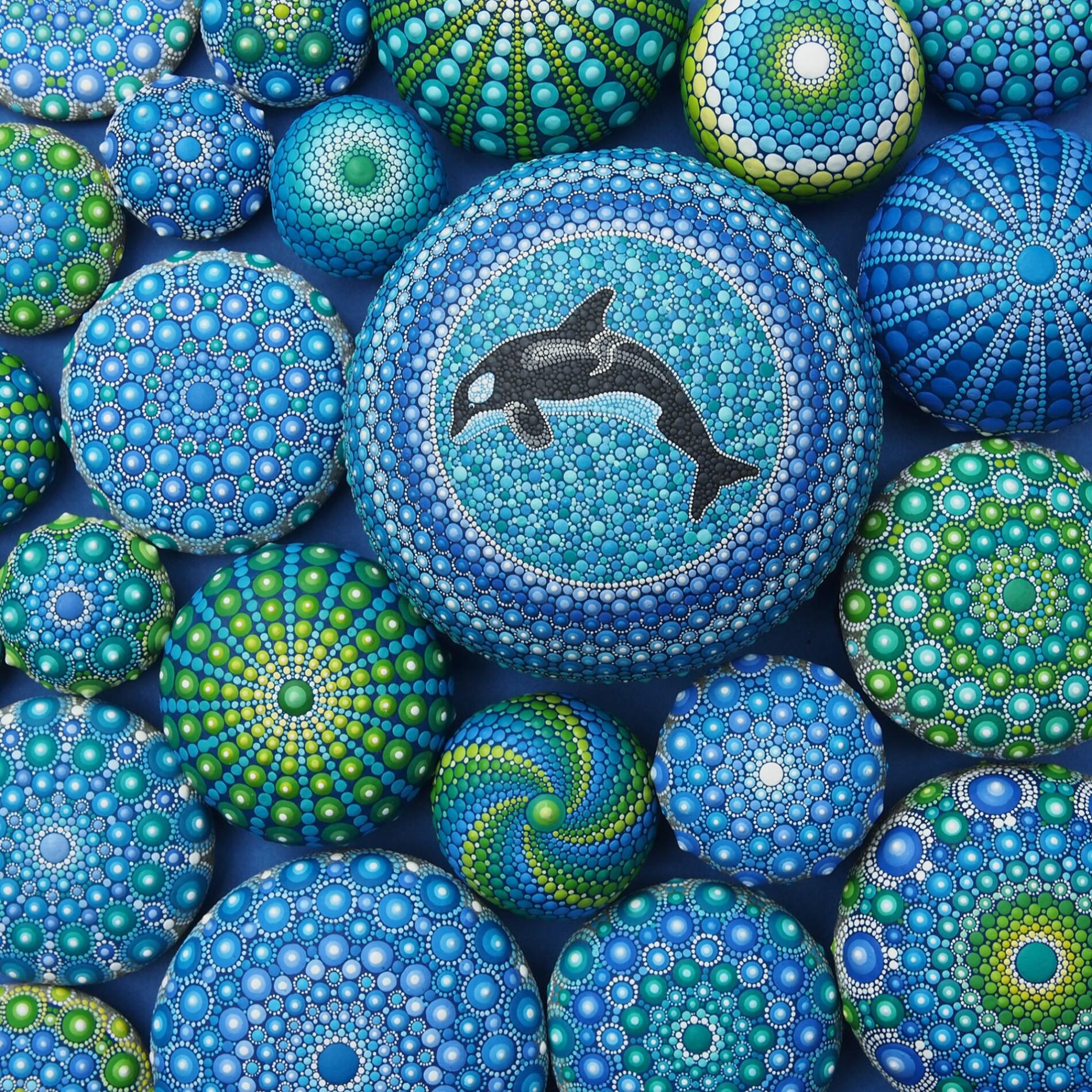 Elspeth McLean mandalas en piedras patrones ballena
