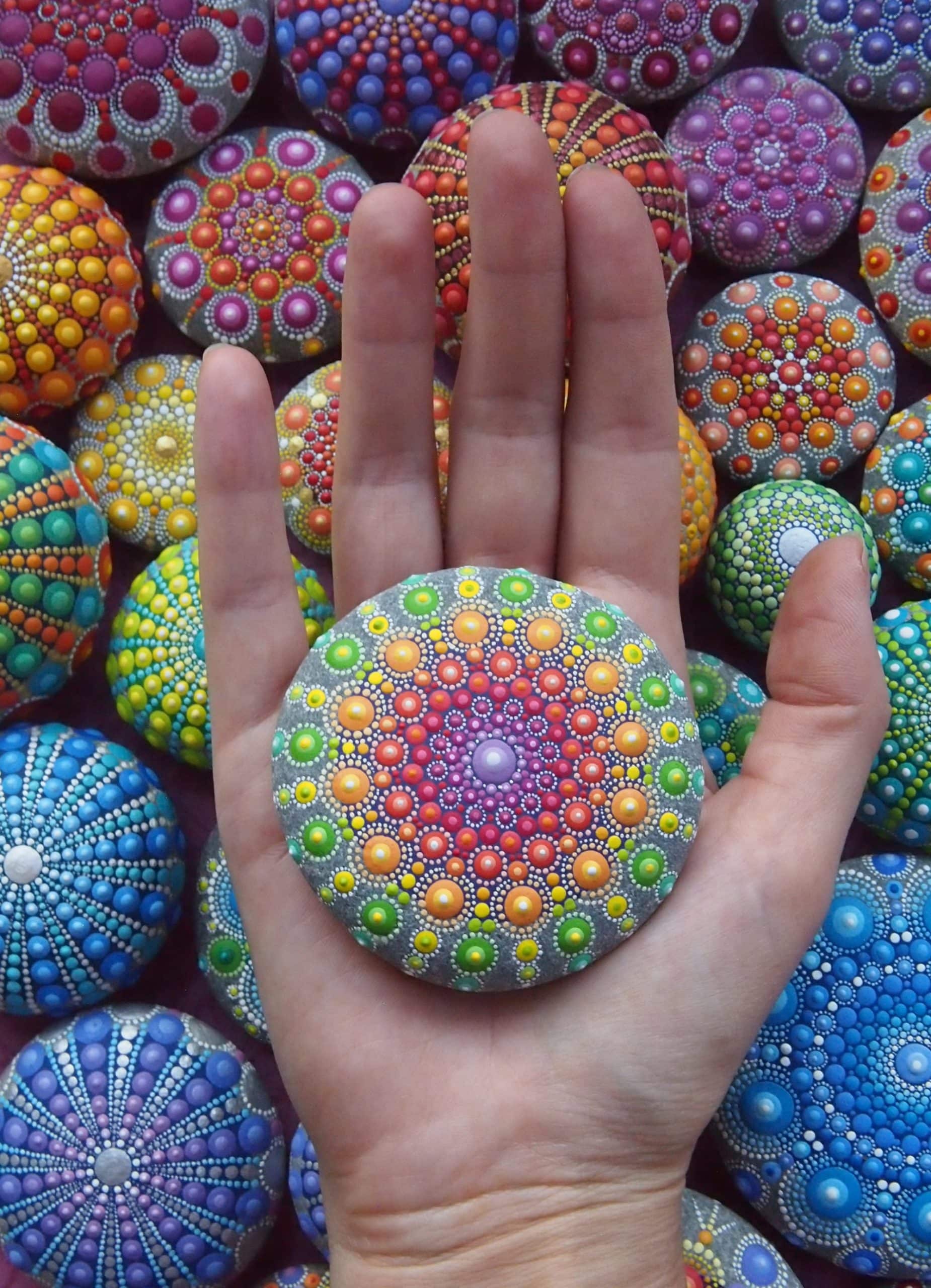 Elspeth McLean mandalas en piedras patrones hipnoticos