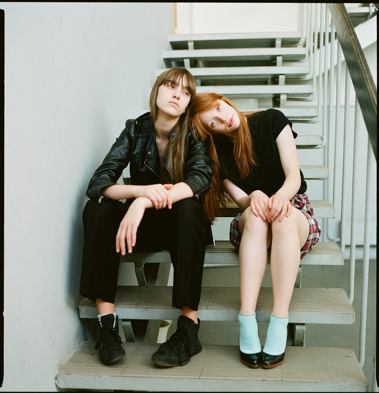Chicas posando en escaleras