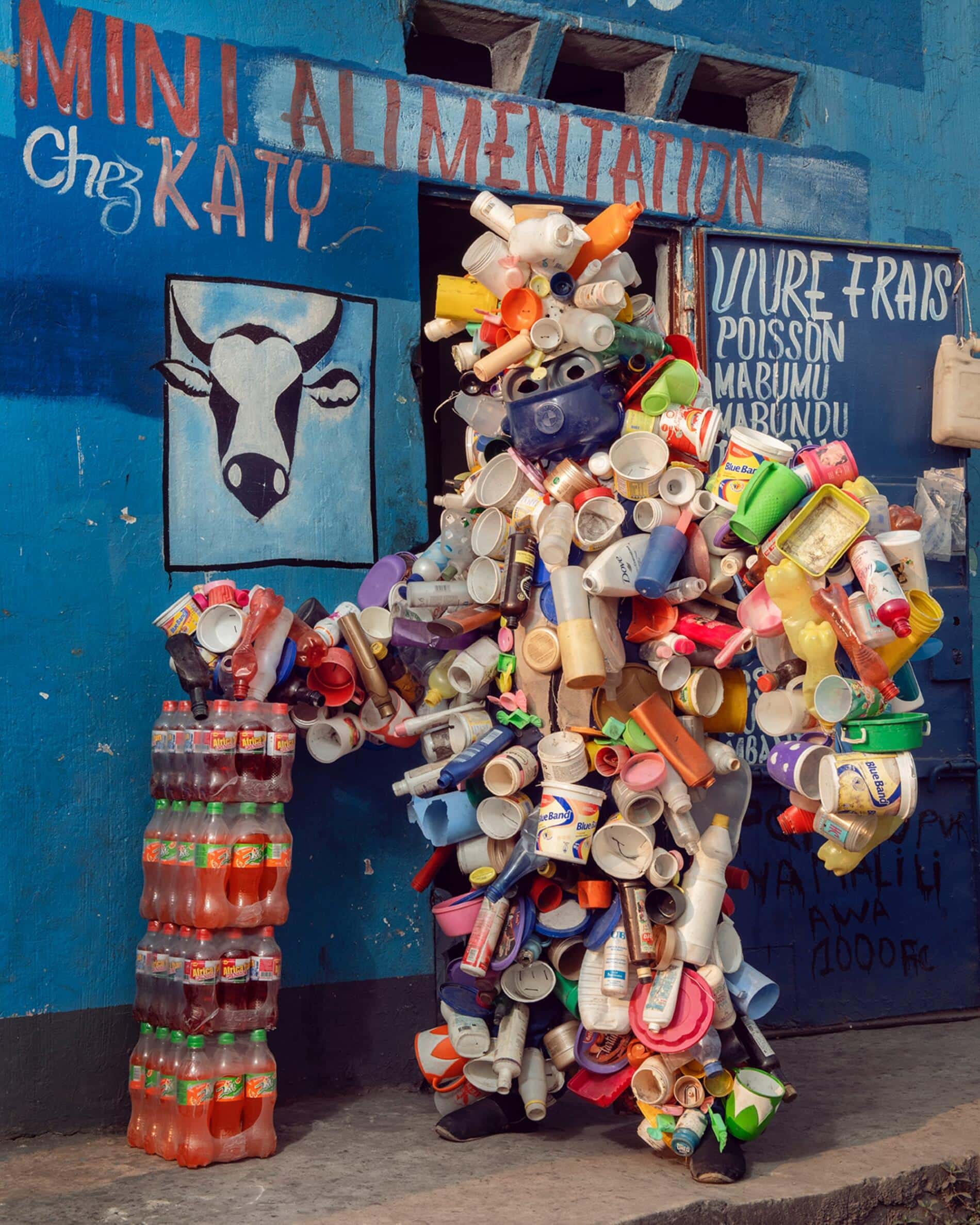 gladieu fotografia congo basura vestidos religiosos plastico