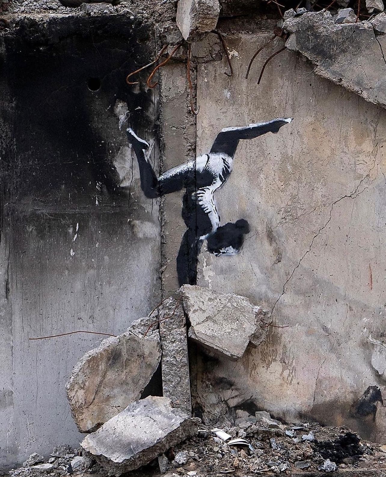 BANKSY EN UCRANIA MUIRAL ACROBATA GIMNASTA