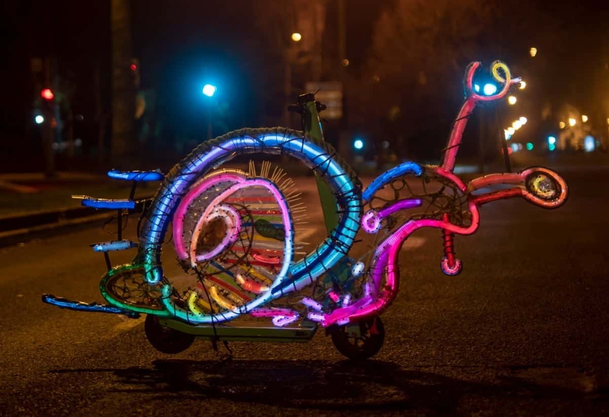 bordalo OBRA CON BASURA CARACOL NEON