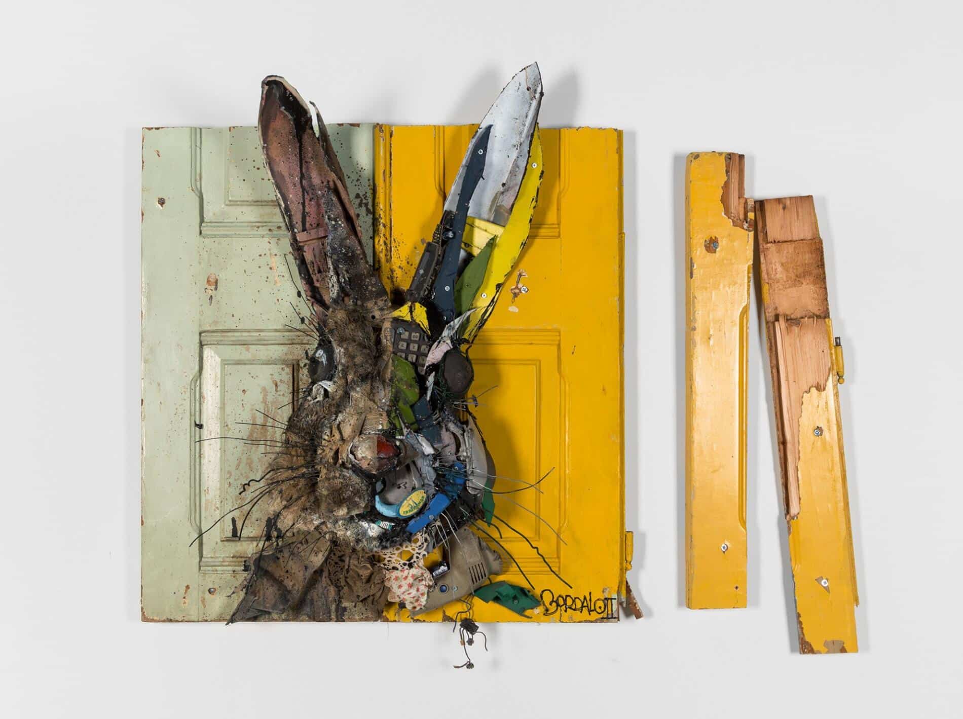 bordalo OBRA CON BASURA CONEJO BASURA