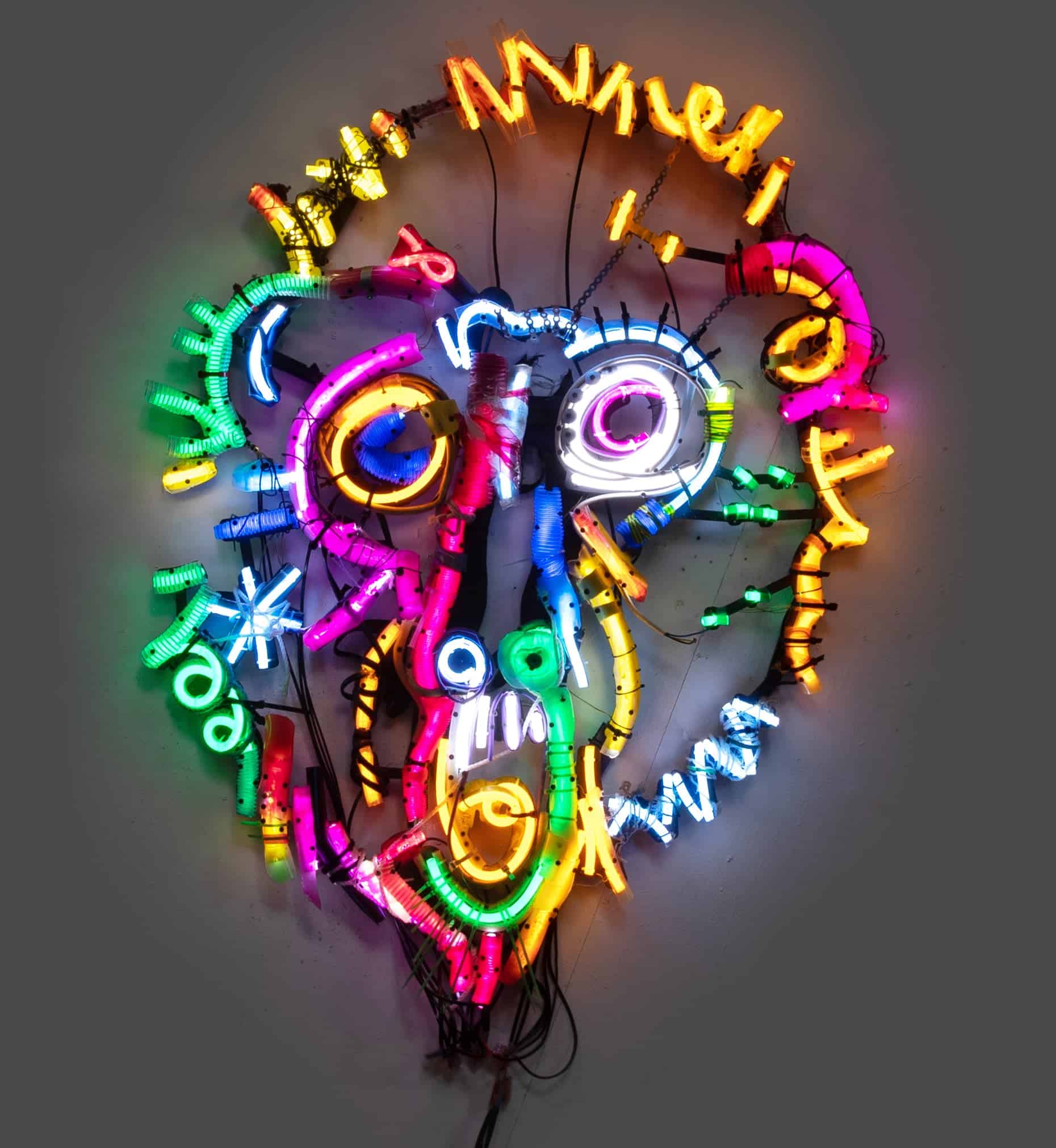 bordalo OBRA CON BASURA MONIGOTE NEON