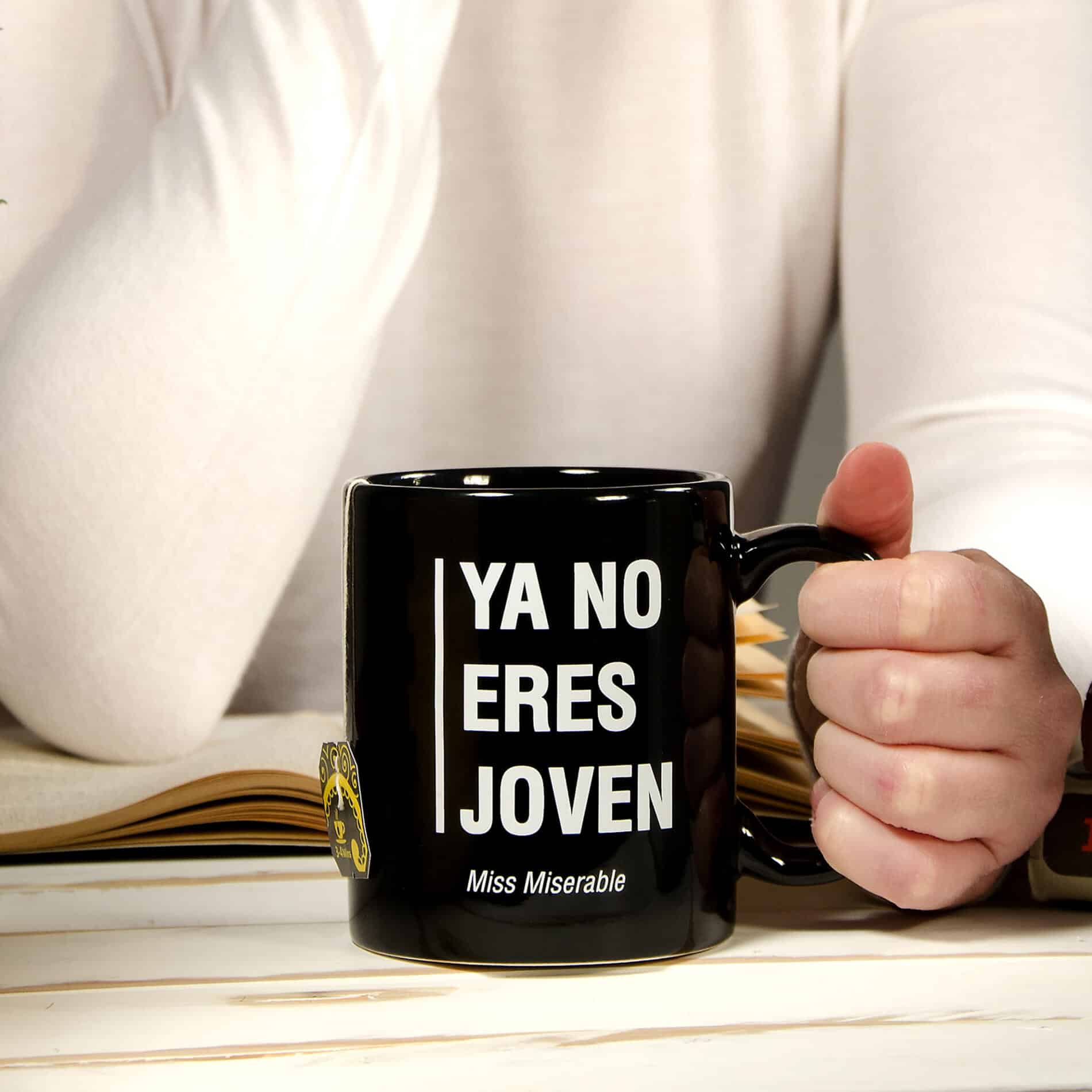 Taza con lema, ya no eres joven