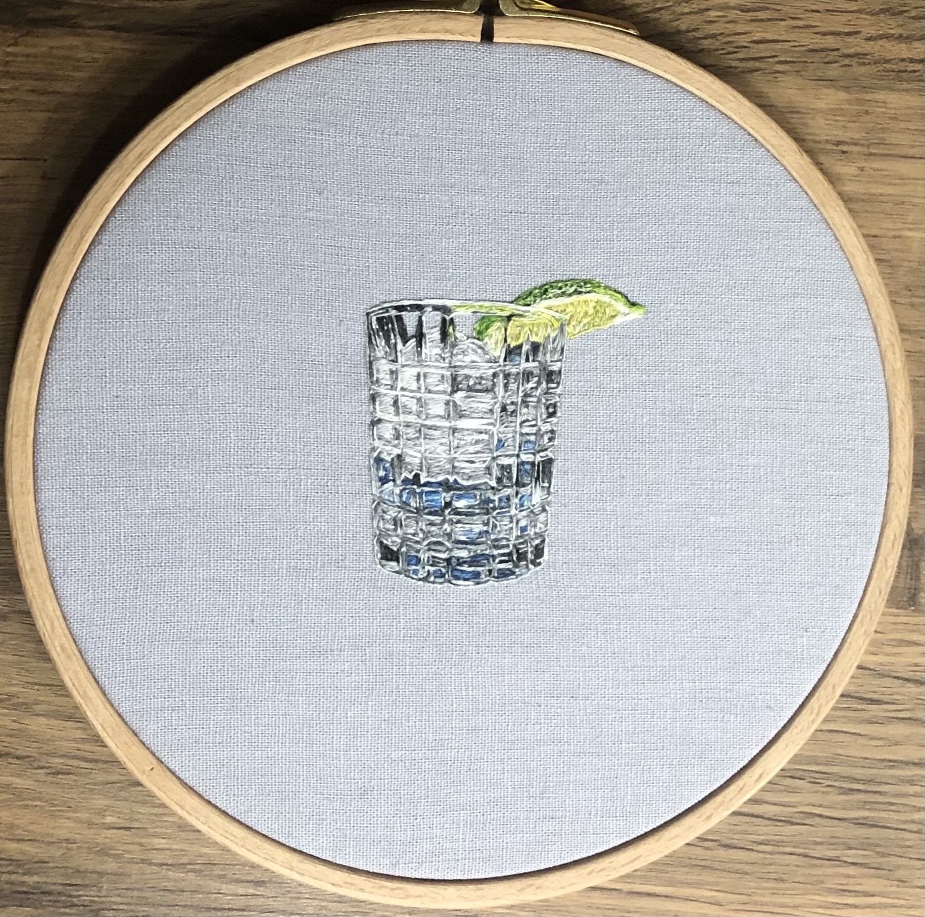 Lucy Simpson bordados fotorealistas coctel