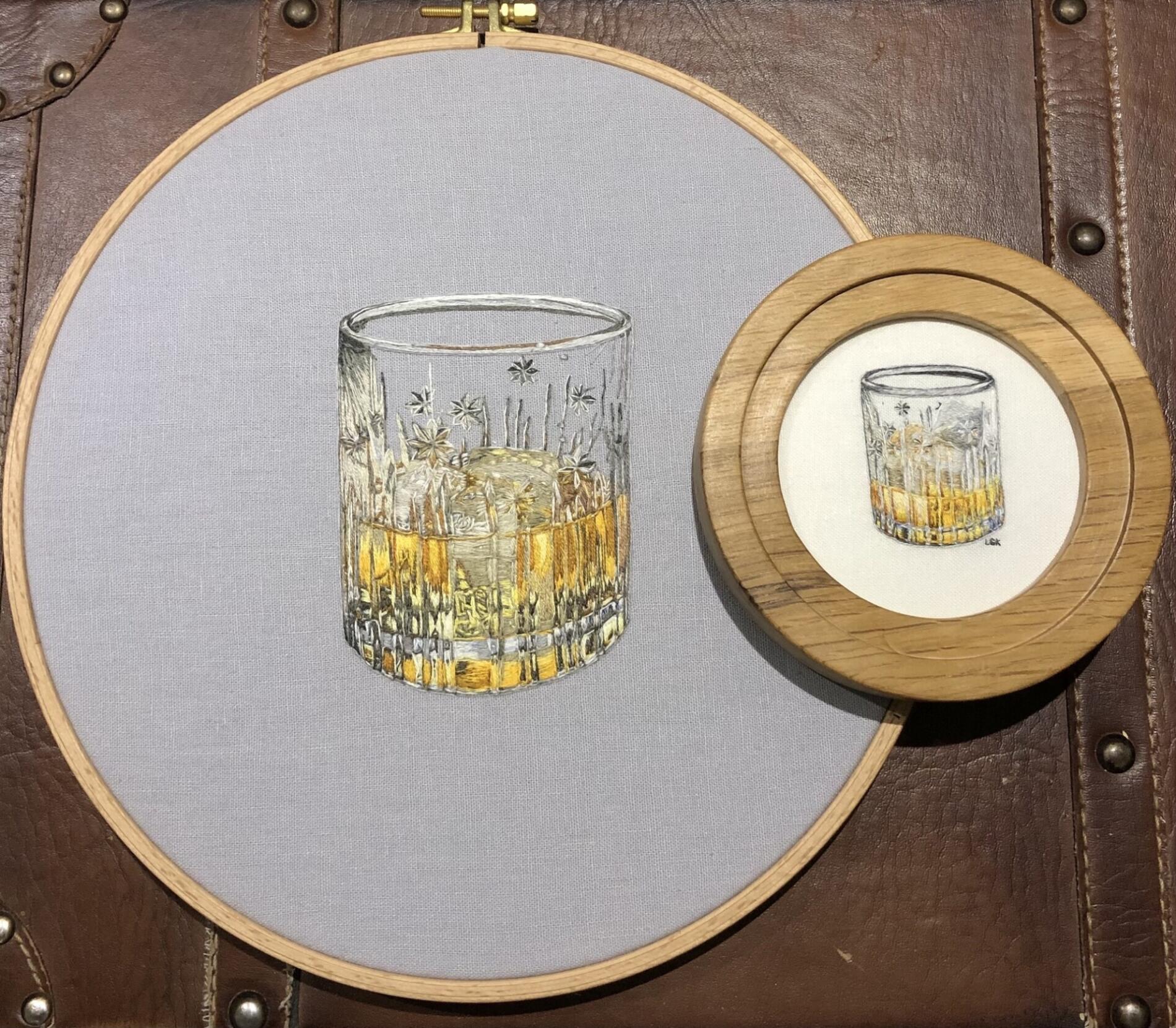 Lucy Simpson bordados fotorealistas vaso