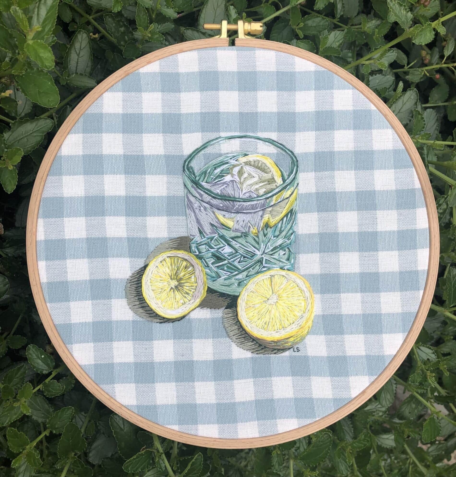 Lucy Simpson bordados fotorealistas vasos limones