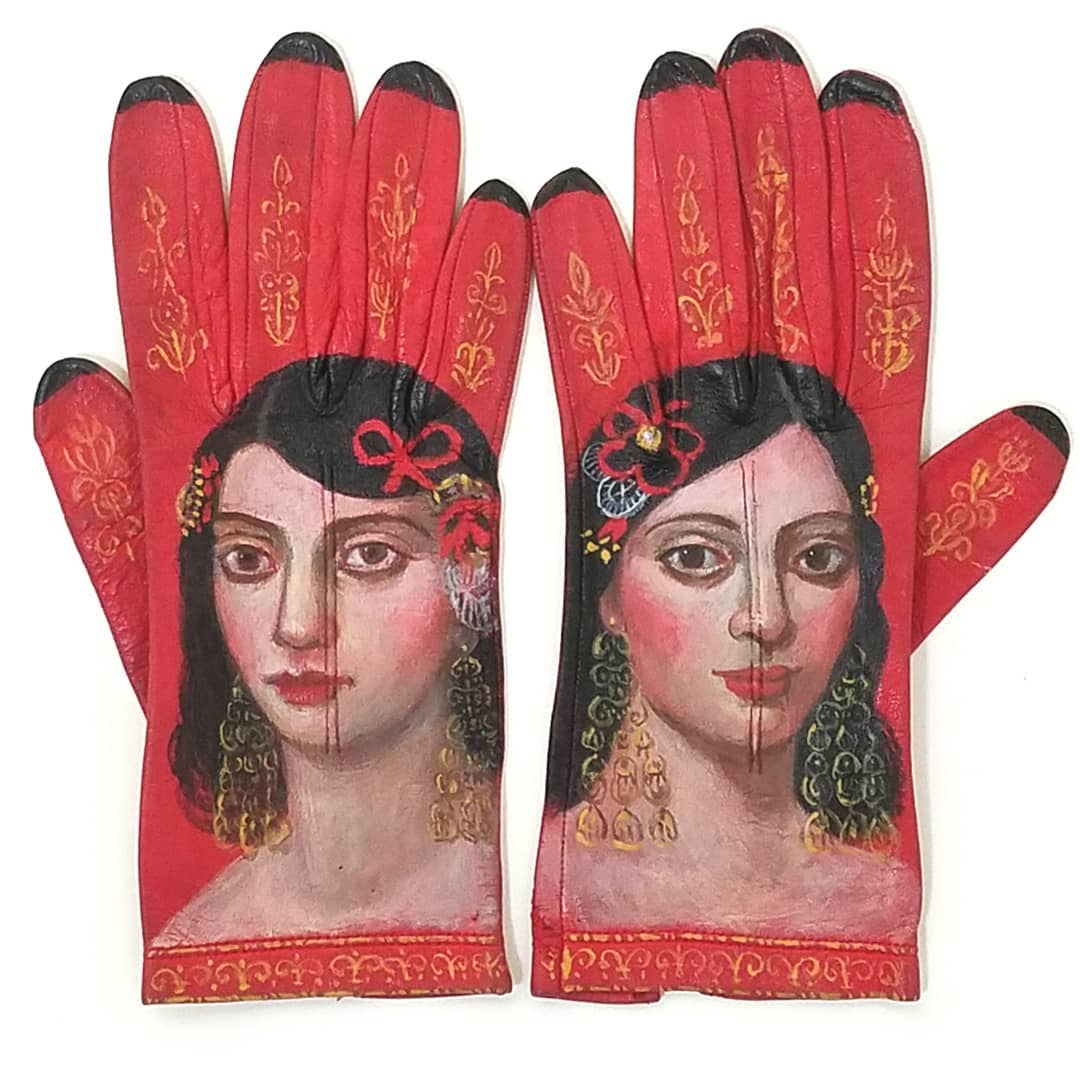 Alexandra Dillon retratos sobre utensilios encontrados guantes