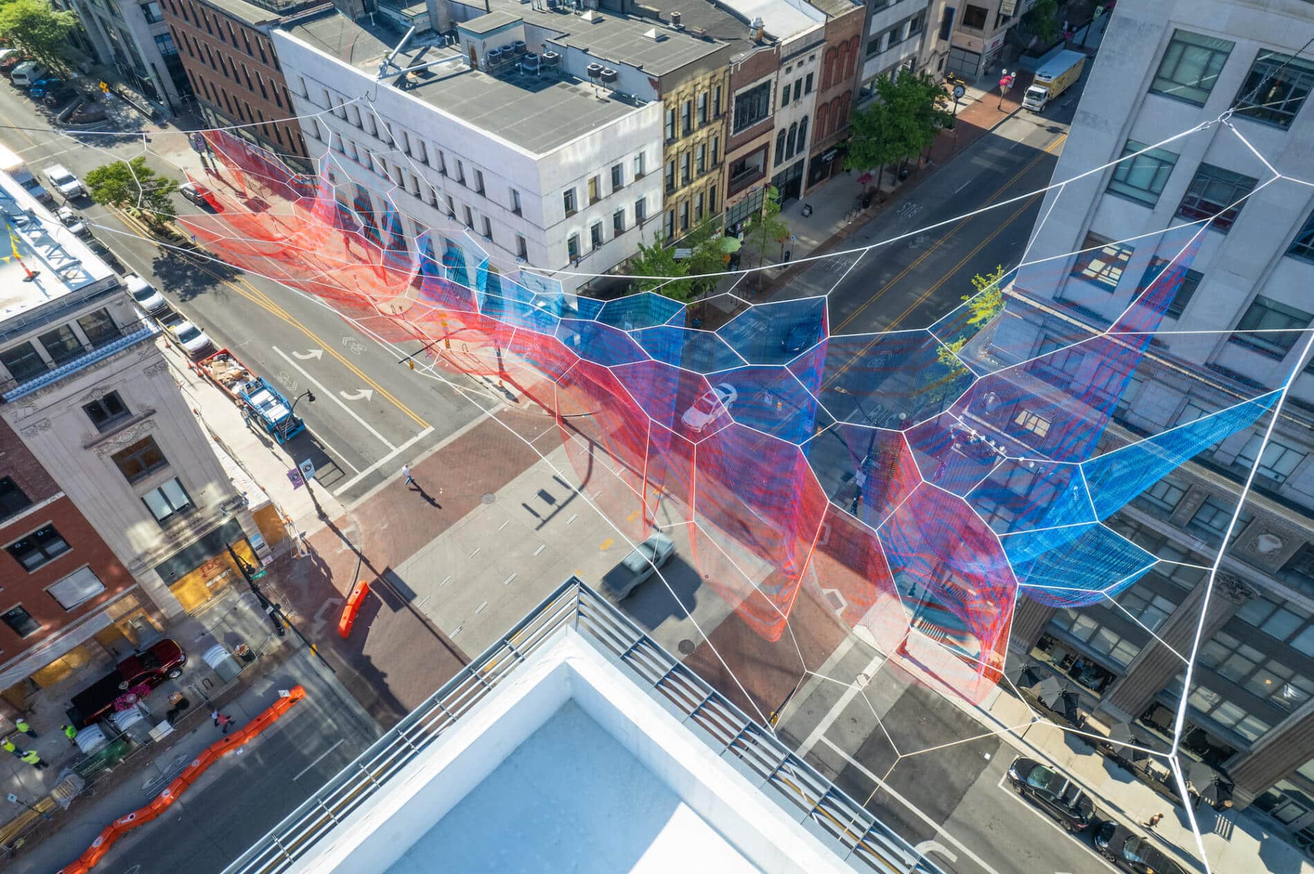 Janet Echelman escultura hilos