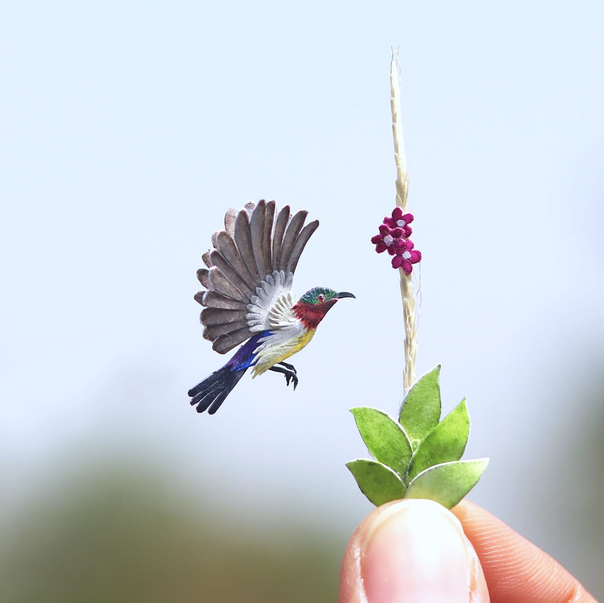 escultura de papel Nayan y Veishali colibri