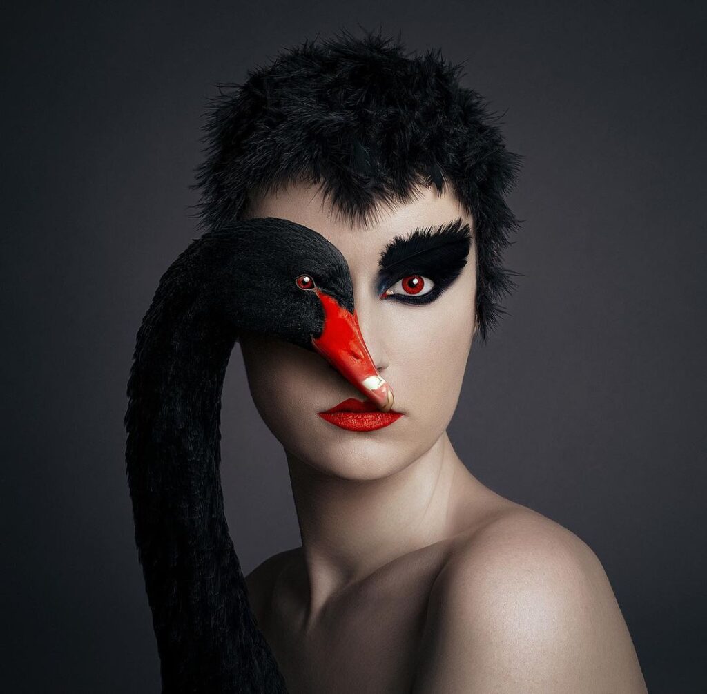 AUTORETRATOS FLORA BORSI CISNE