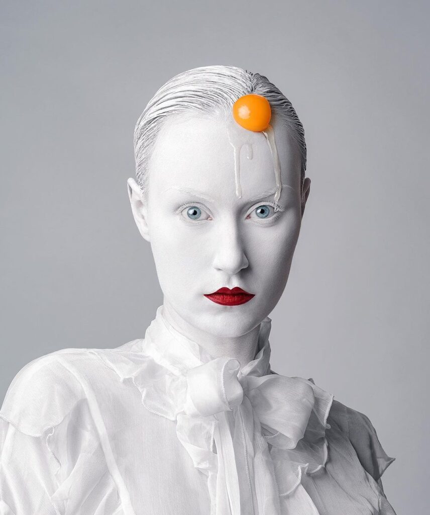 AUTORETRATOS FLORA BORSI HUEVO