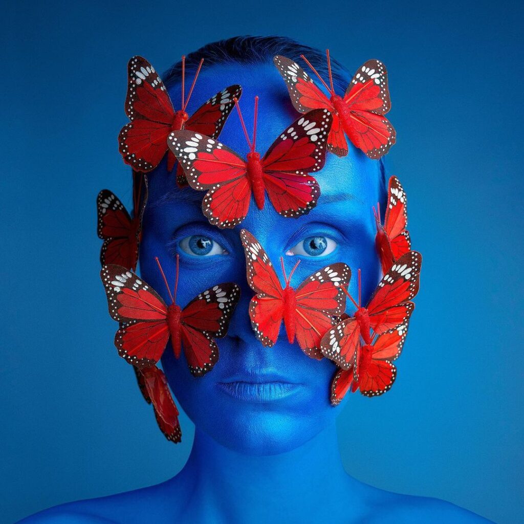 AUTORETRATOS FLORA BORSI MARIPOSA