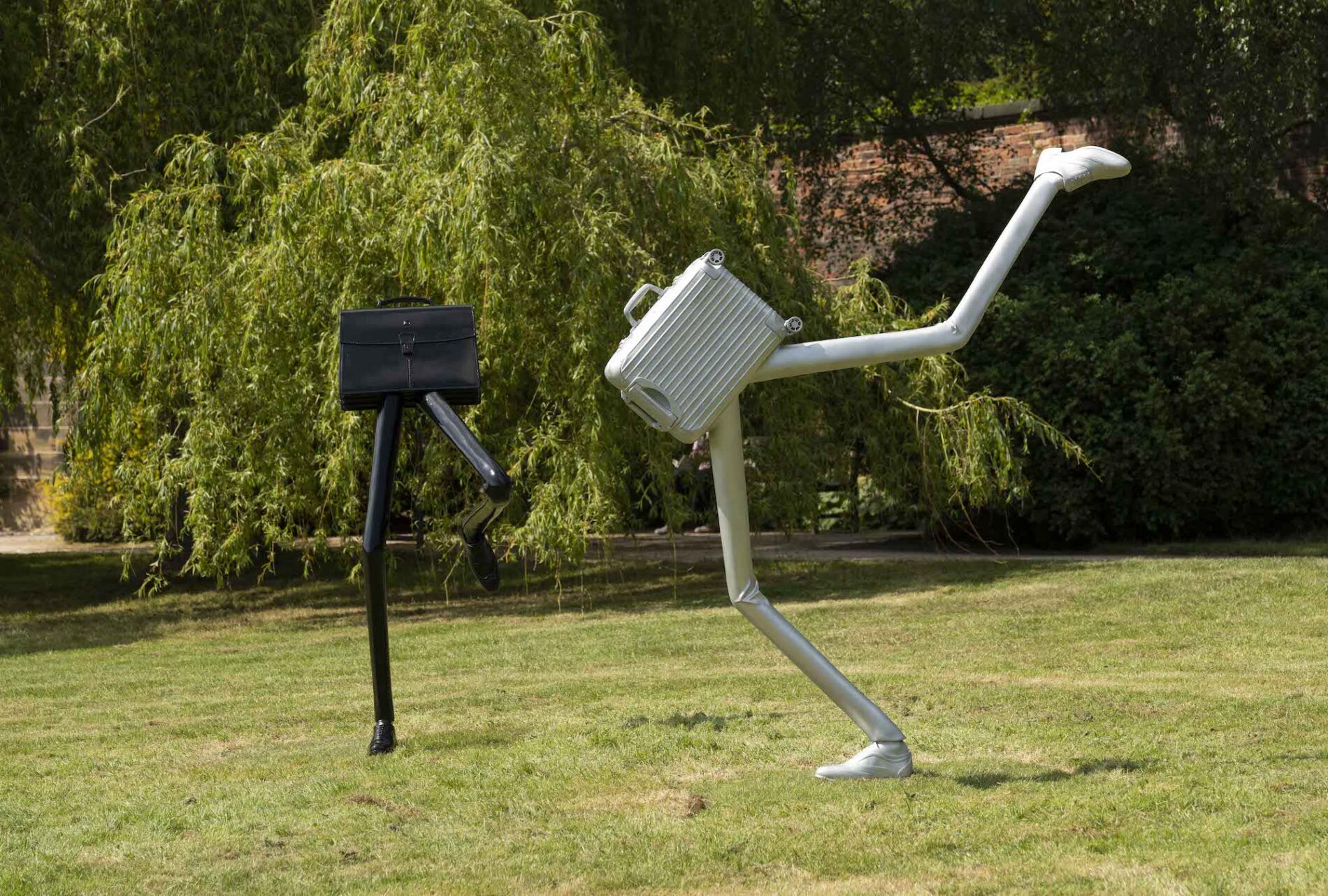Erwin Wurm esculturas dance and trip