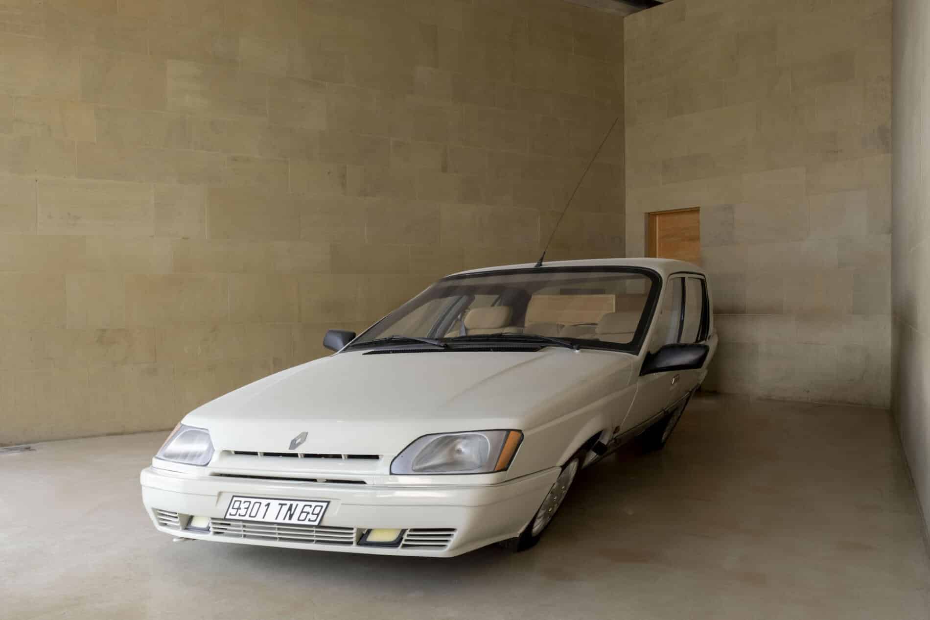 Erwin Wurm esculturas renault 25