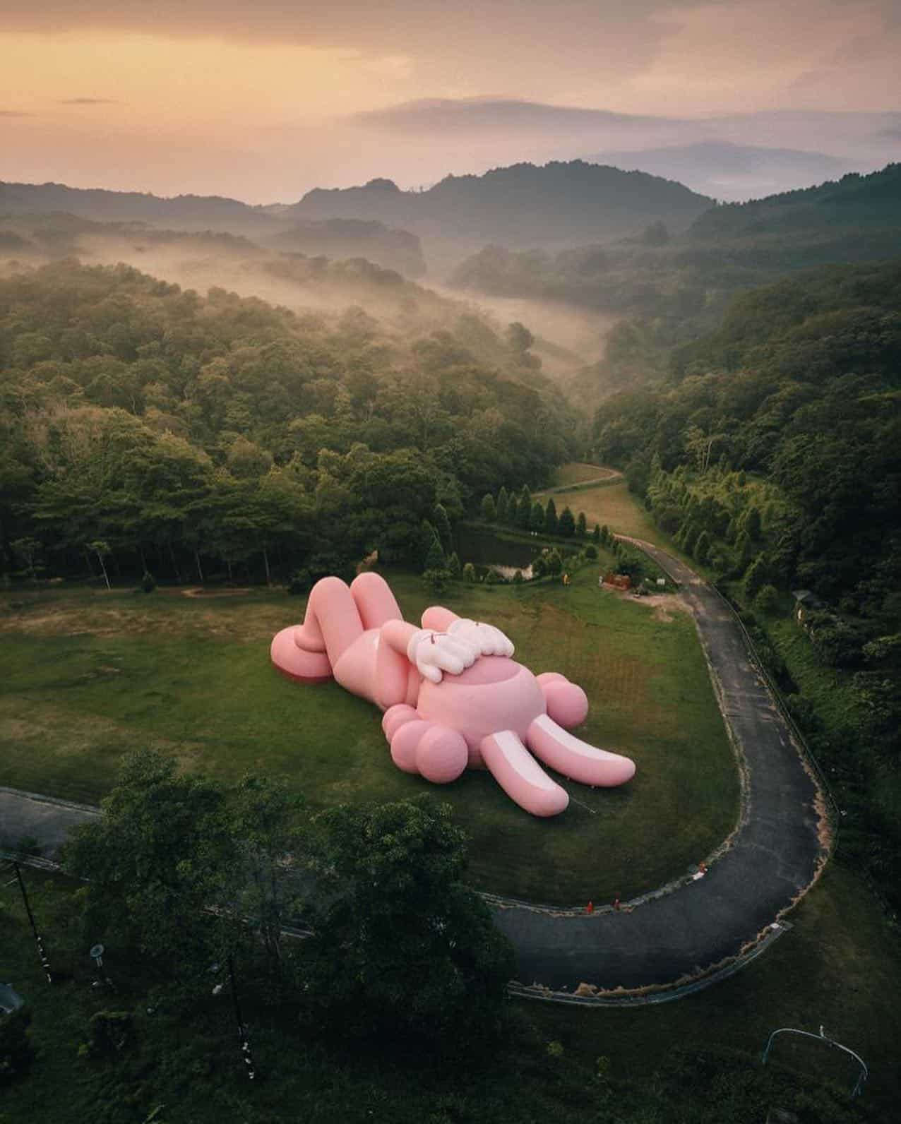 KAWS ESCULTURA INDO STREET