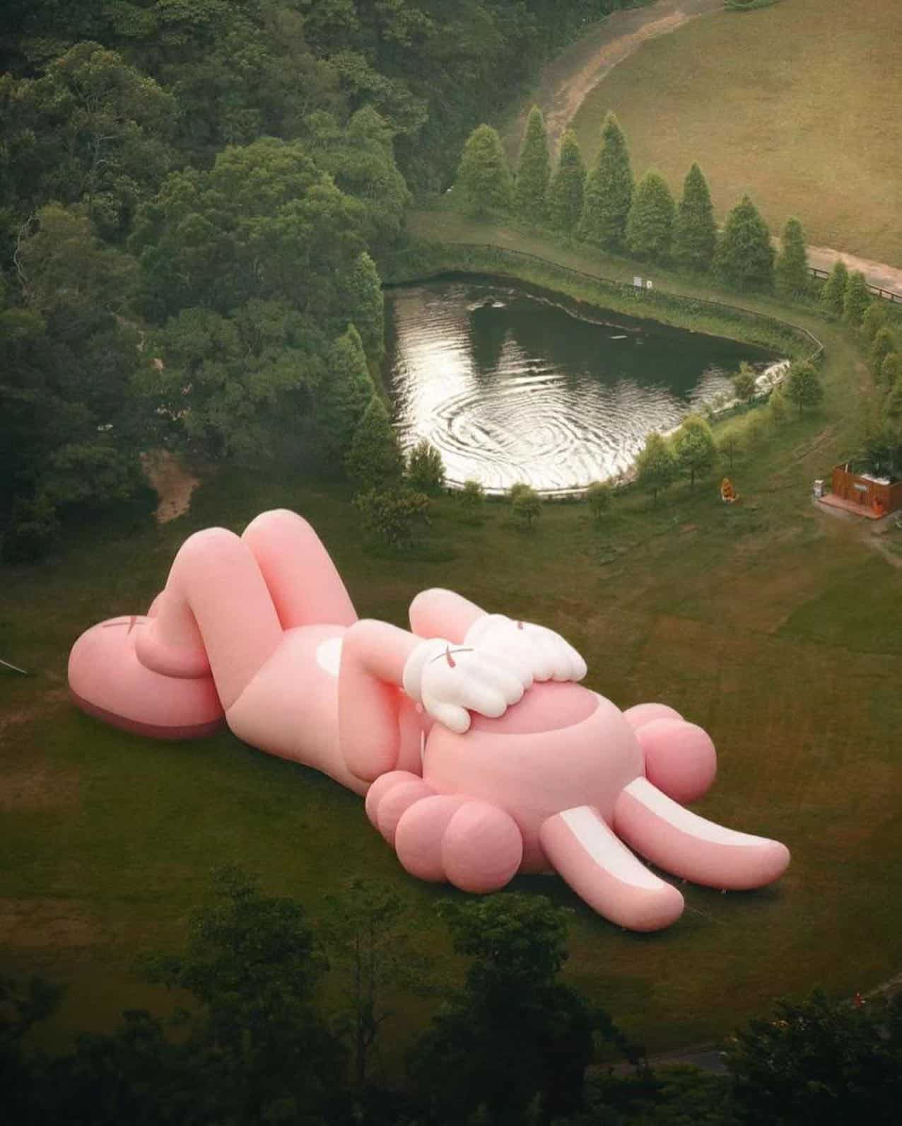 KAWS ESCULTURA INDO