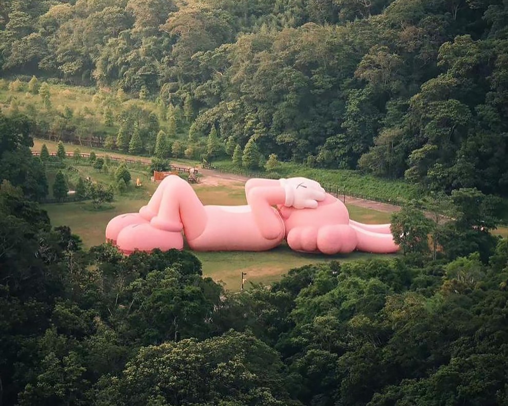 KAWS ESCULTURA