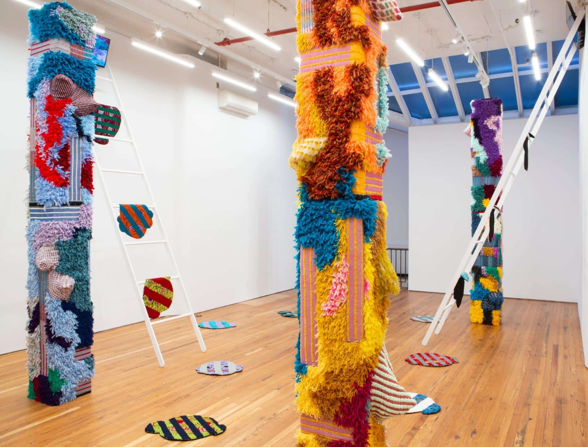 Sarah Zapata obra textil Existing with the moon under our feet