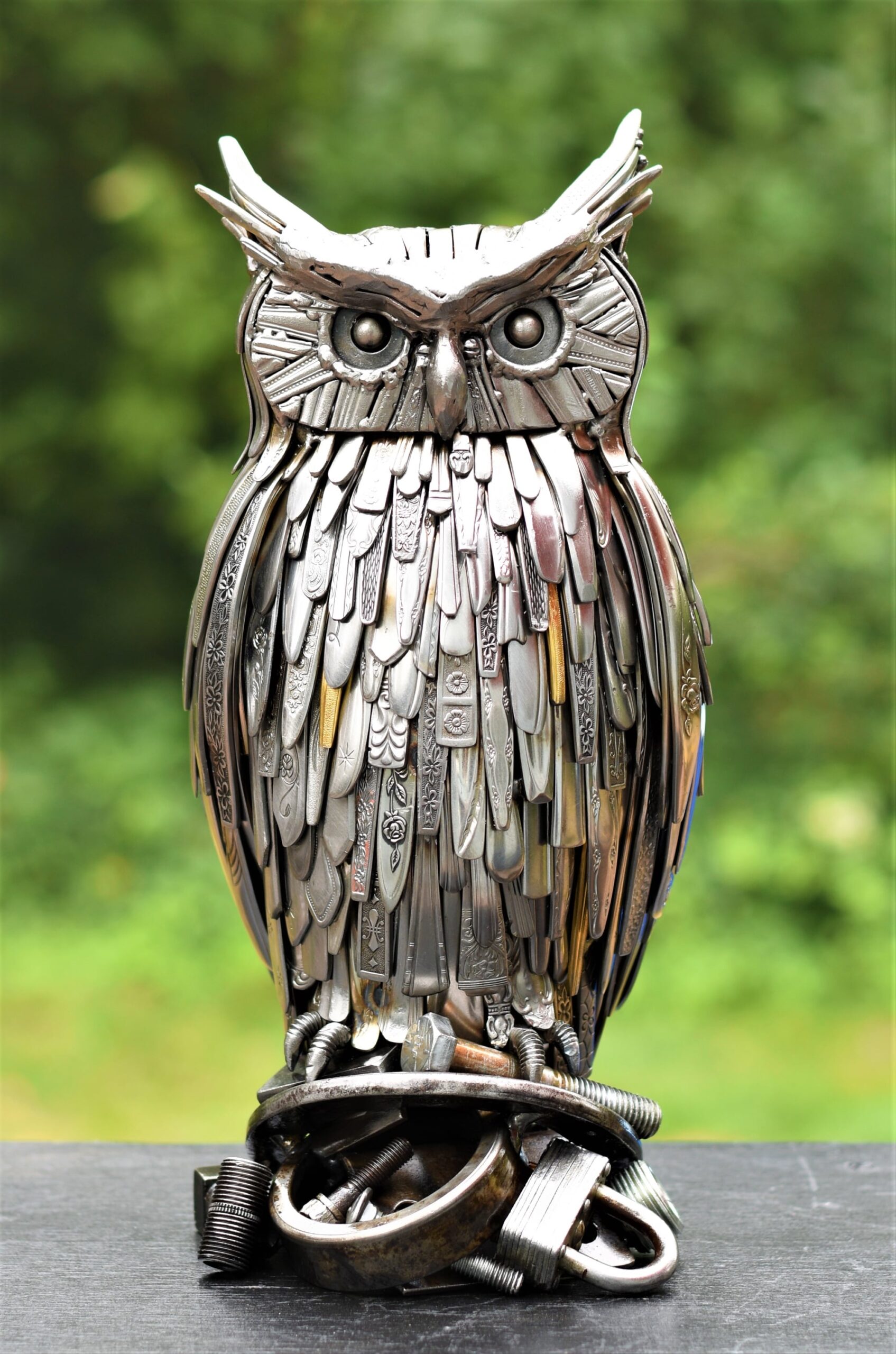 Brian Mock escultura de metal buho