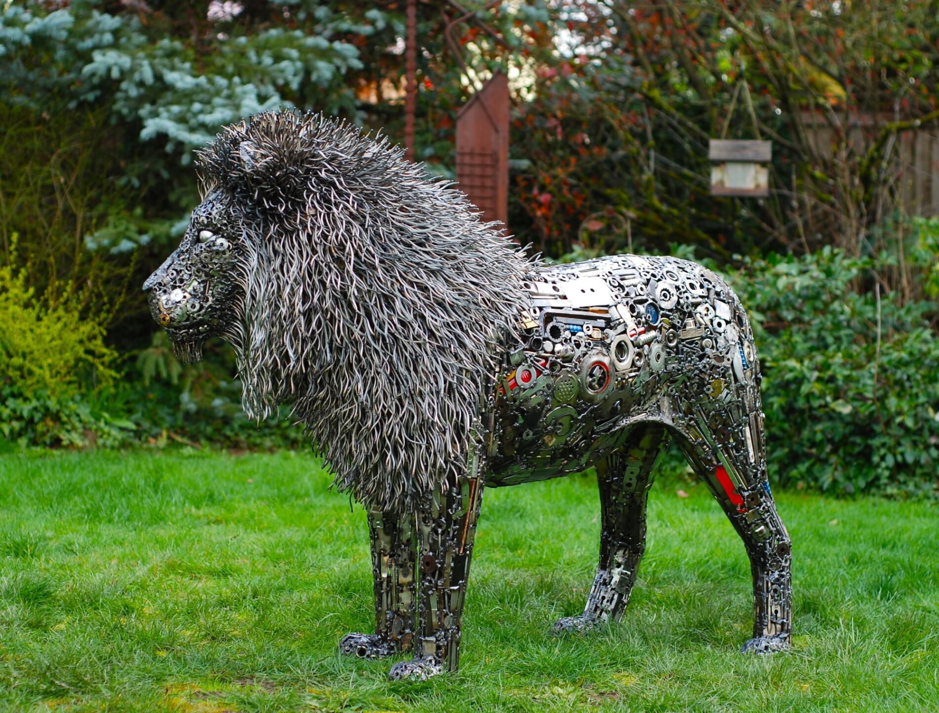 Brian Mock escultura de metal leon