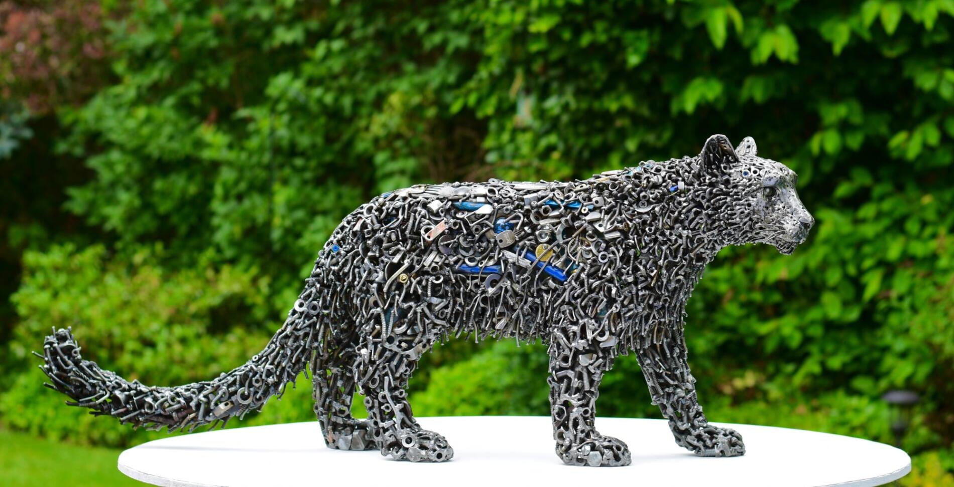 Brian Mock escultura de metal