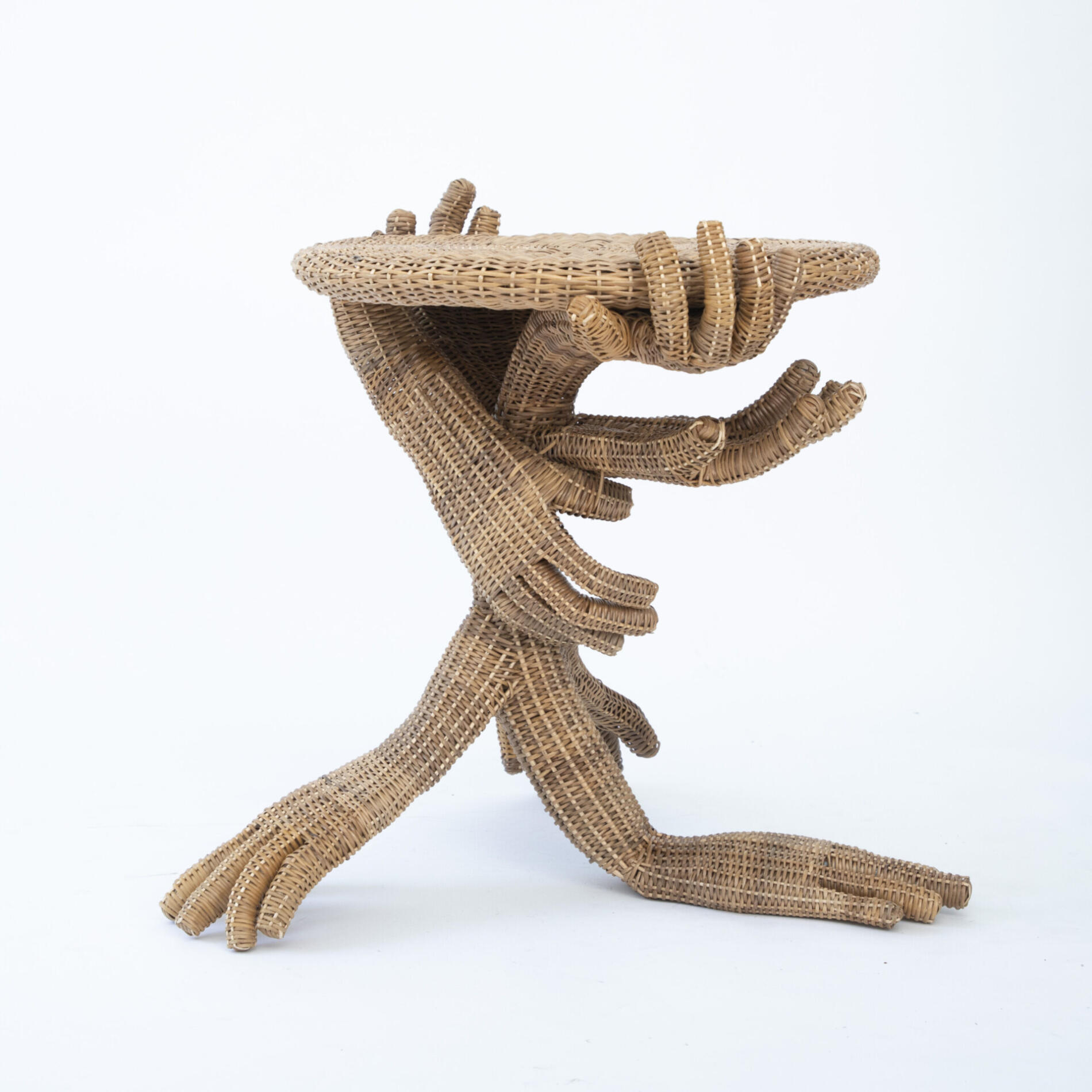 Chris Wolston sillas de mimbre mesa