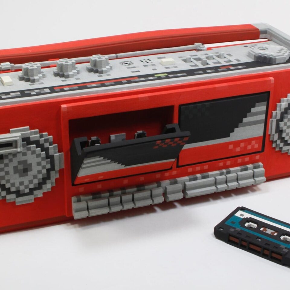 Toshiya Masud escultura pixelada radio casette