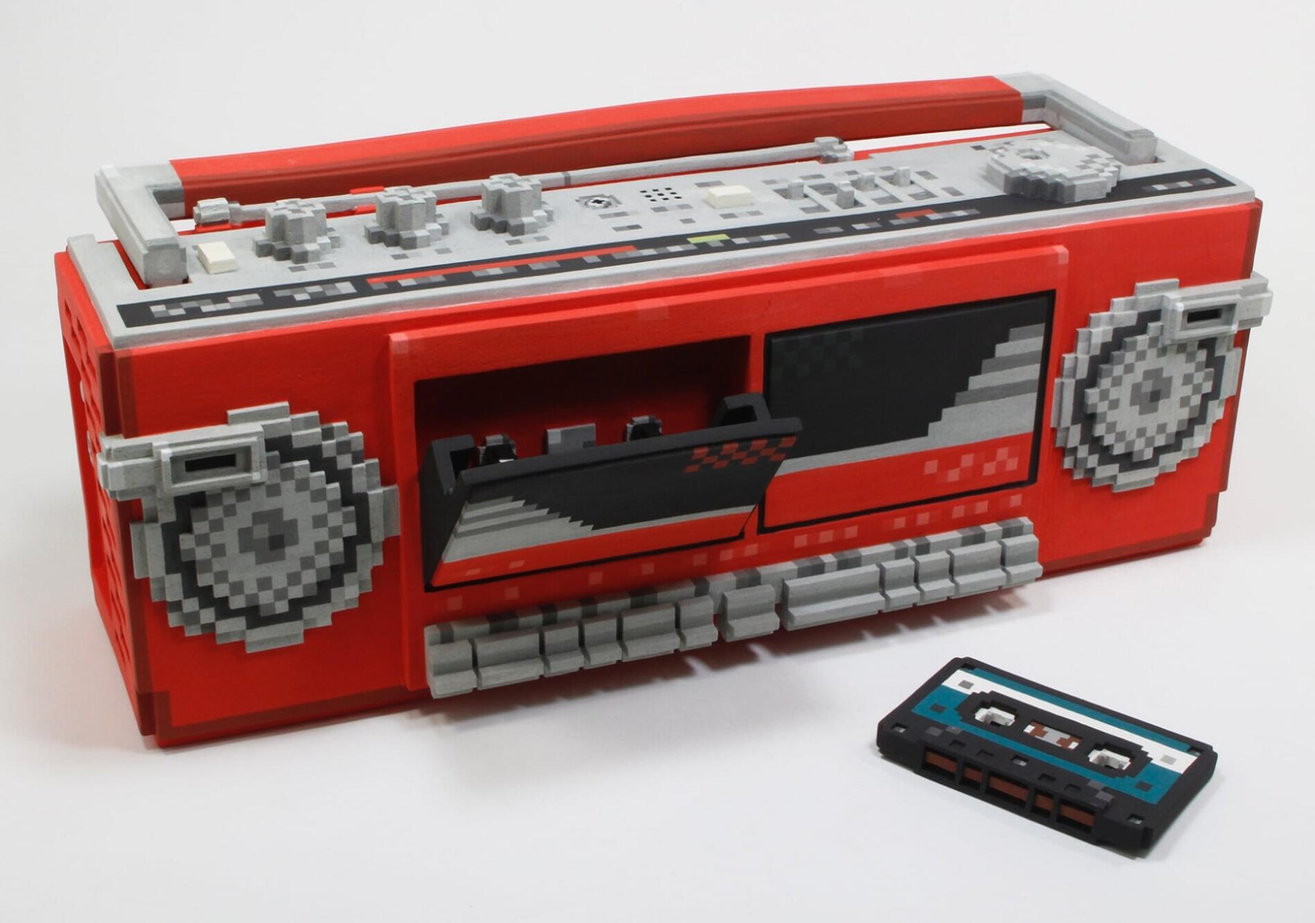 Toshiya Masud escultura pixelada radio casette