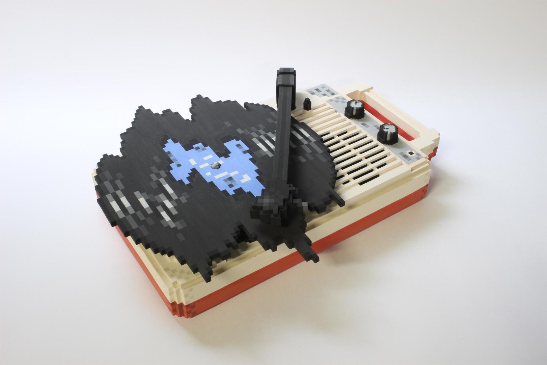 Toshiya Masud escultura pixelada tocadiscos