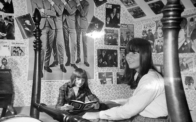 Fans de los beatles en su habitacion