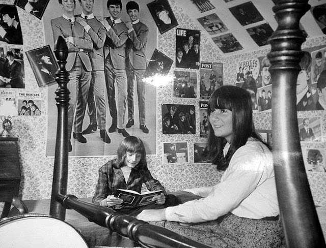 Fans de los beatles en su habitacion