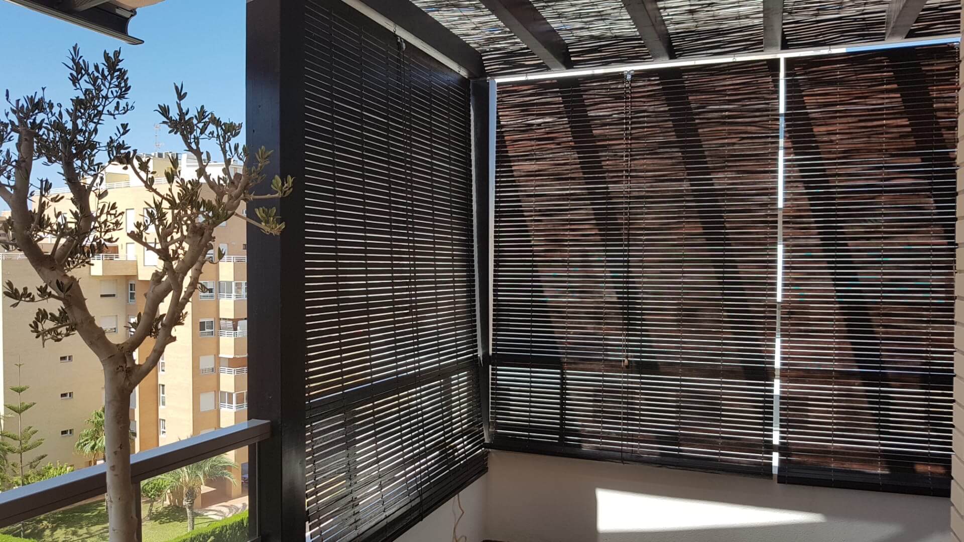 Ejemplo de decoracion de persiana alicantina