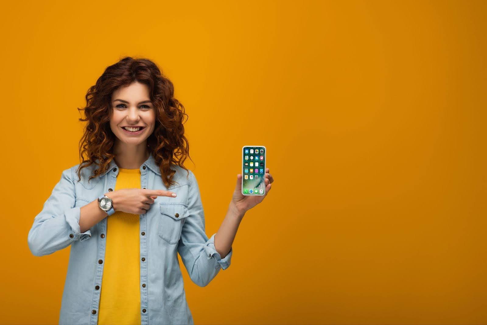 Mujer sosteniendo un iphone