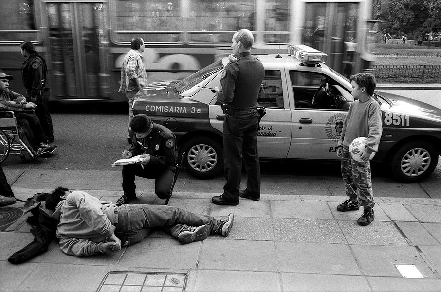 Atraco en la calle, fotografiado por Levy