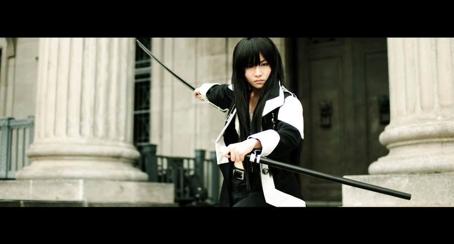 Mujer japonesa con un kimono y espada
