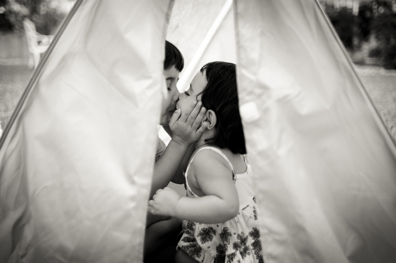 Dos bebes dandose un beso