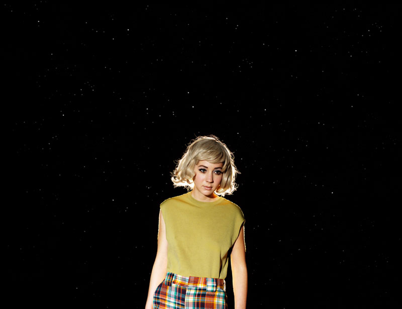 Fotografía de mujer en la oscuridad de Alex Prager