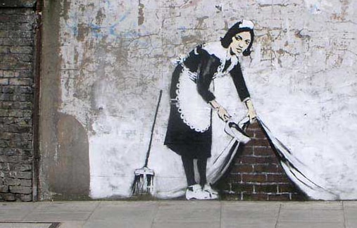 Mujer de limpieza barriendo en la pared, creado por banksy