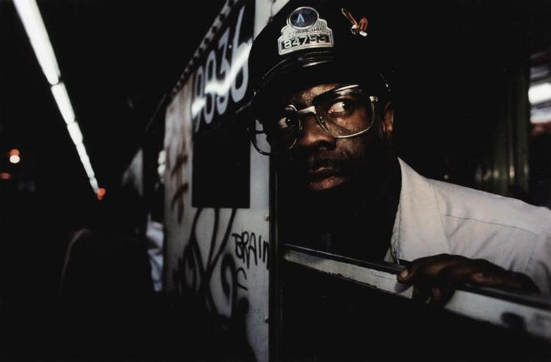 Chico asomando la cabeza en metro de new york, fotografía de bruce davidson