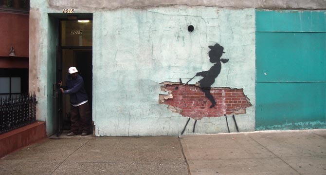 niño cowboy pintado sobre pared rota por banksy