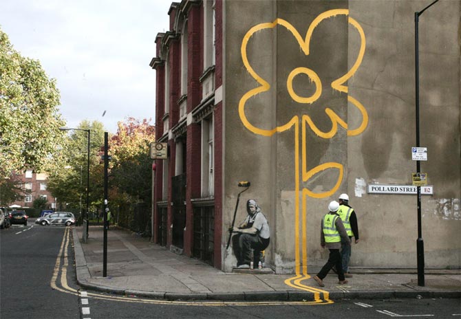 flor siguiendo las lineas de la calle hecho por banksy