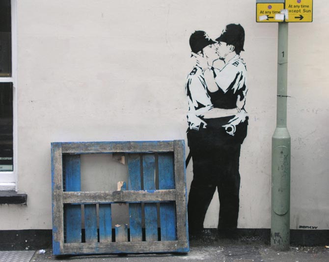 Policias britanicos besandose, street art de banksy