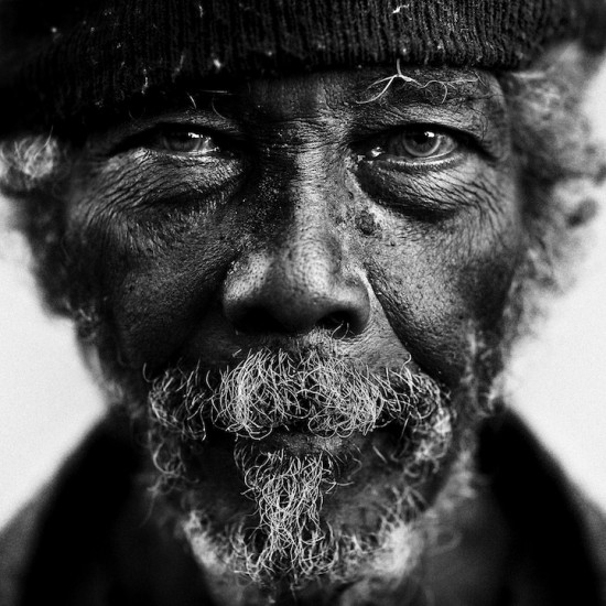 Rostro de hombre mayor fotografiado en blanco y negro por lee jeffries