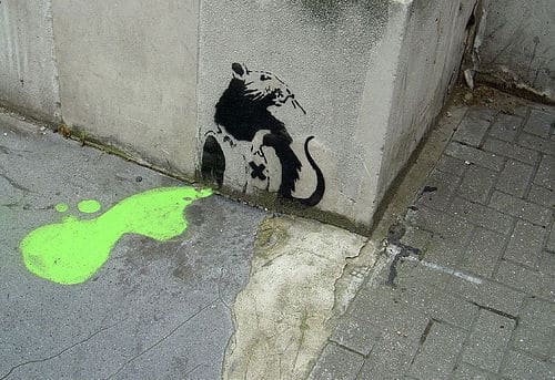 rata de banksy tirando pintura